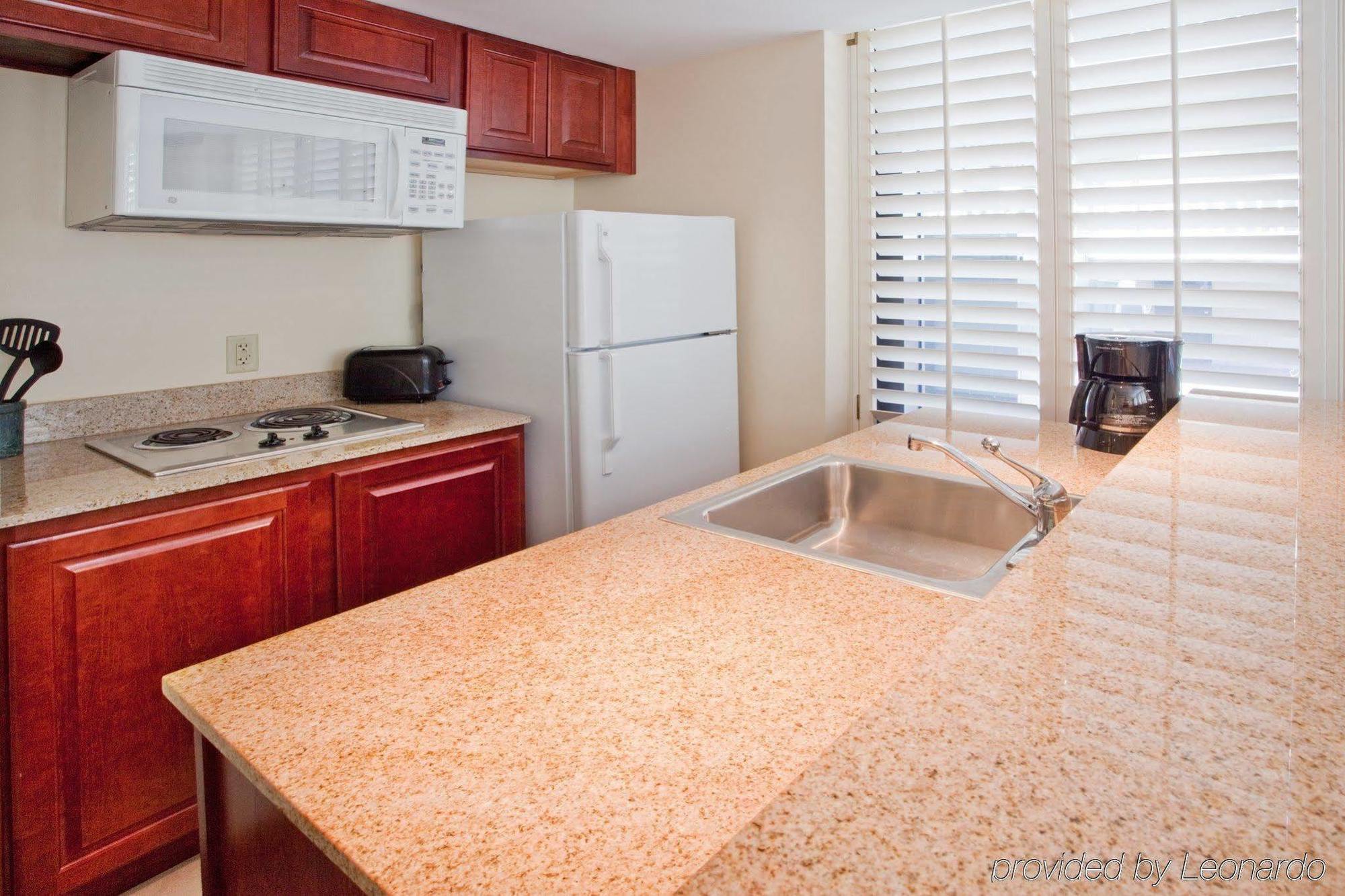 Staybridge Suites Savannah Historic District By Ihg Room photo