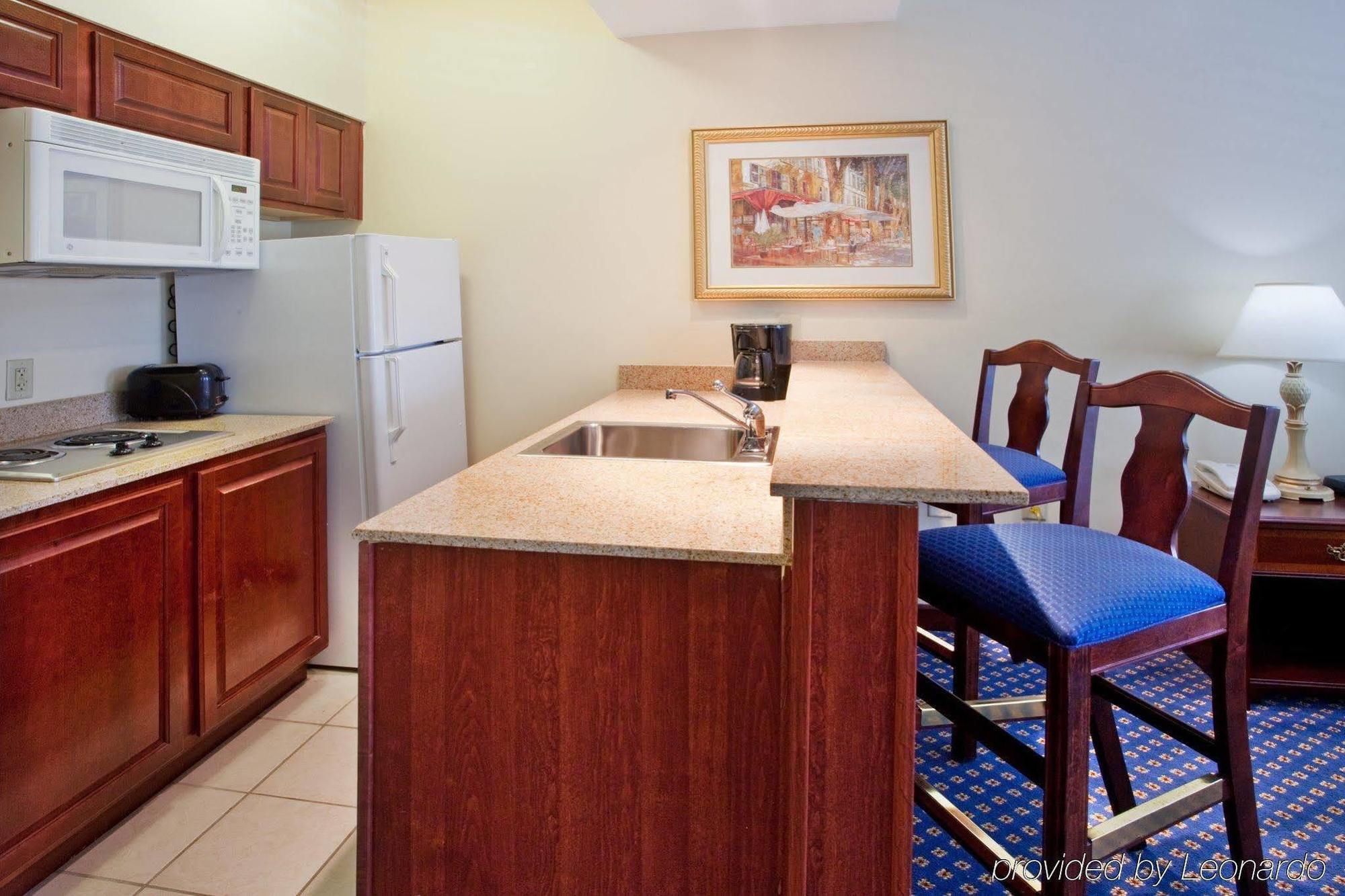 Staybridge Suites Savannah Historic District By Ihg Room photo